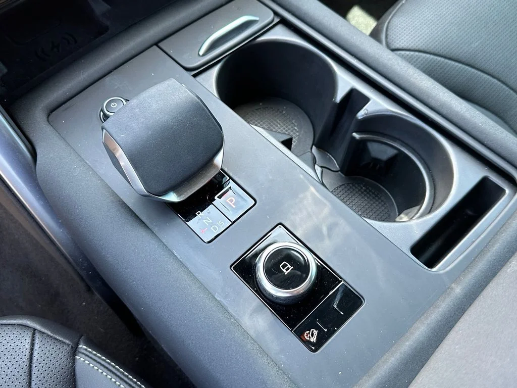 Used 2025  Land Rover Dynamic SE image 16