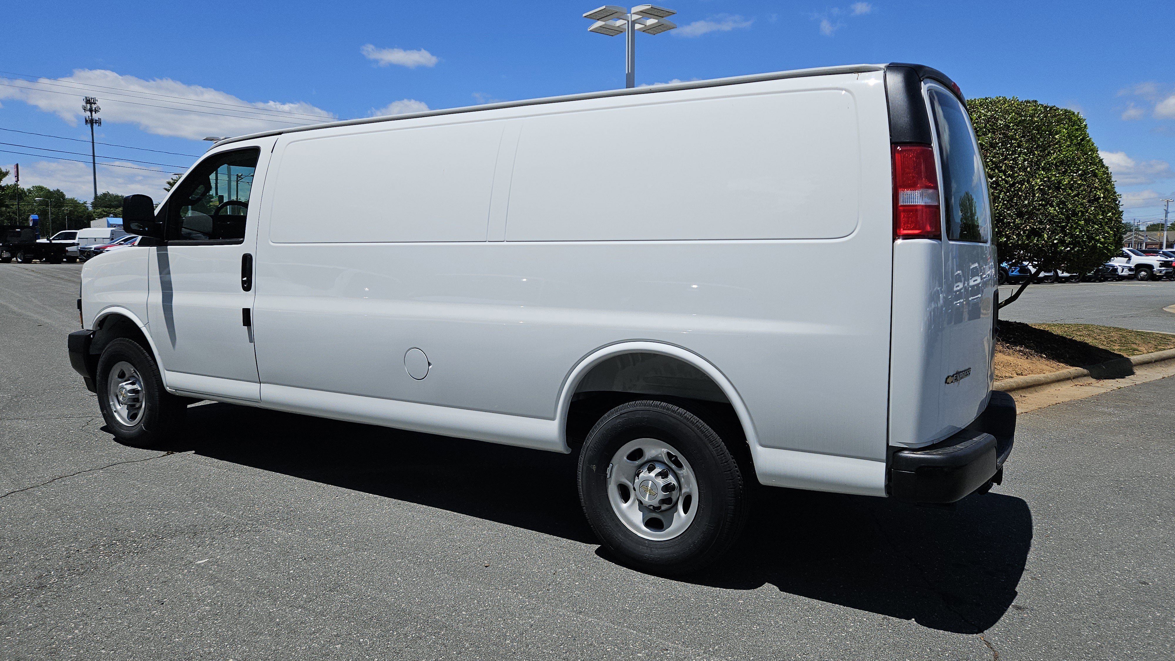 New 2025 Summit White Chevrolet WT image 3
