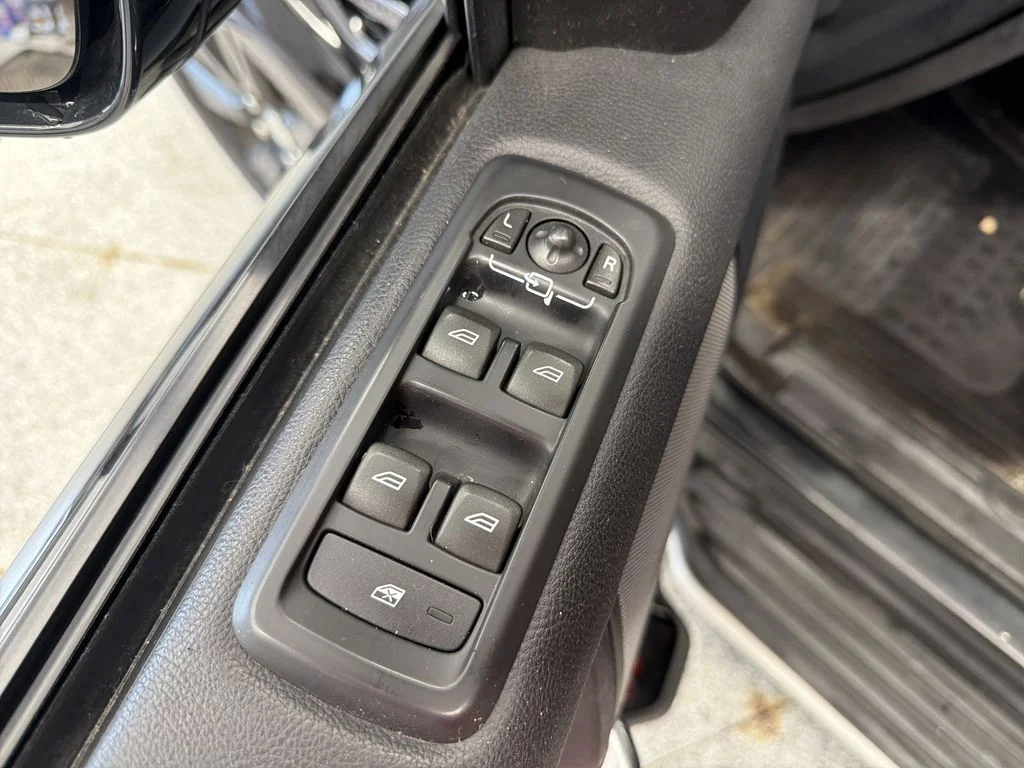 Used 2015 Black Land Rover Base image 16
