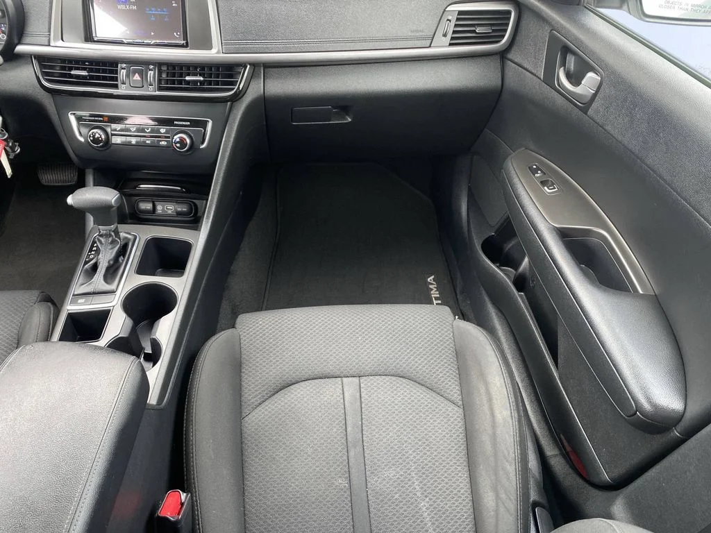 Used 2017 Sparkling Silver Kia LX image 16