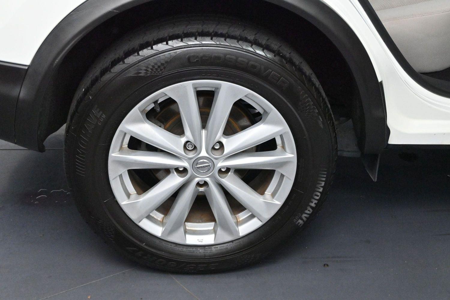 Used 2017 Glacier White Nissan SV image 31