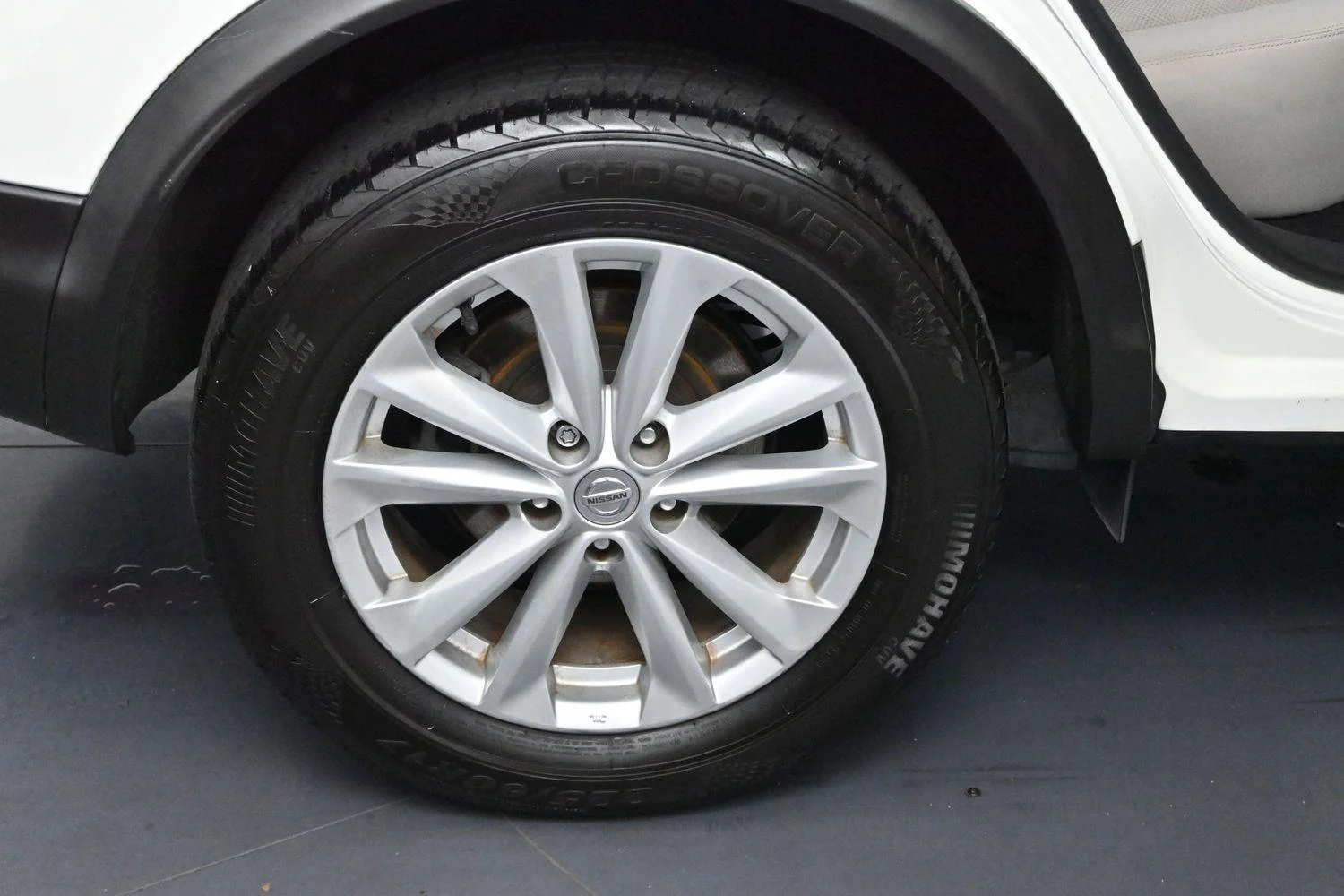 Used 2017 Glacier White Nissan SV image 31