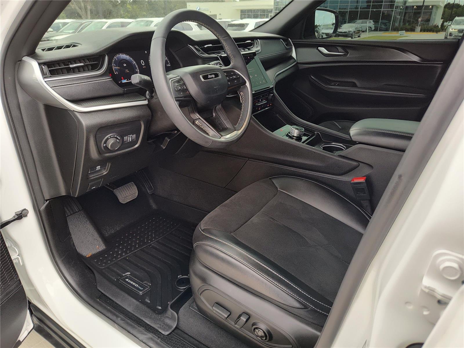 Used 2024 WHITE JEEP LARE image 2