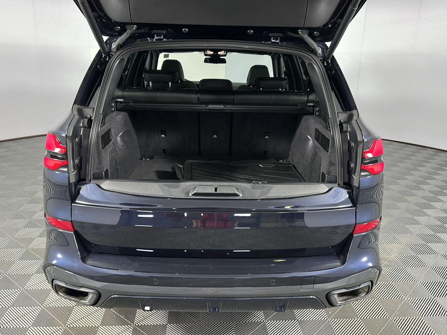 New 2026 Carbon Black Metallic BMW xDrive40i image 32