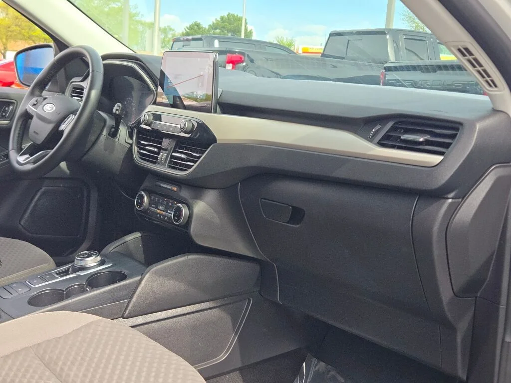 Used 2022 White Ford SE image 7