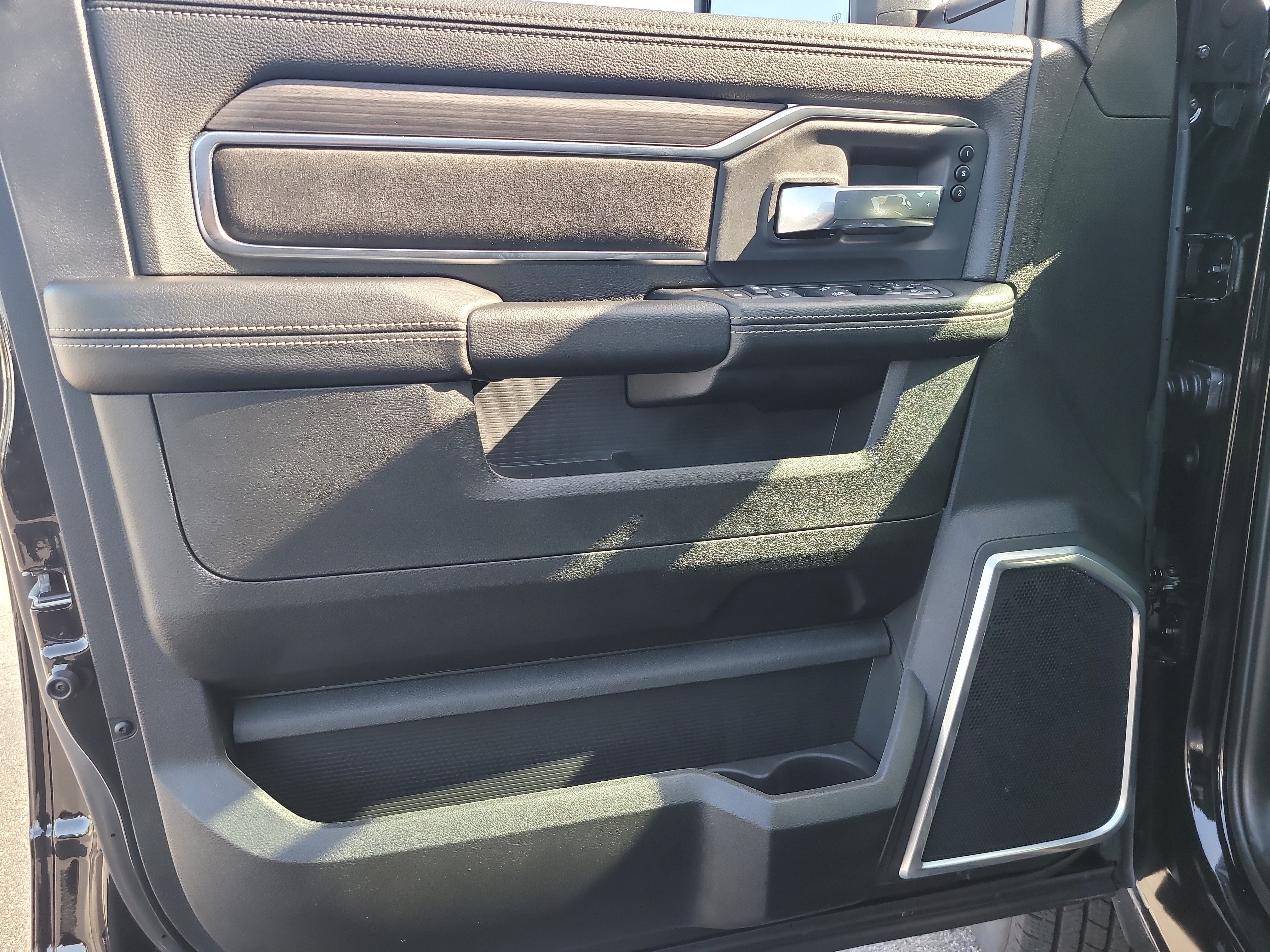 New 2026 Diamond Black Crystal Pearl-Coat Exterior Paint RAM Laramie image 12