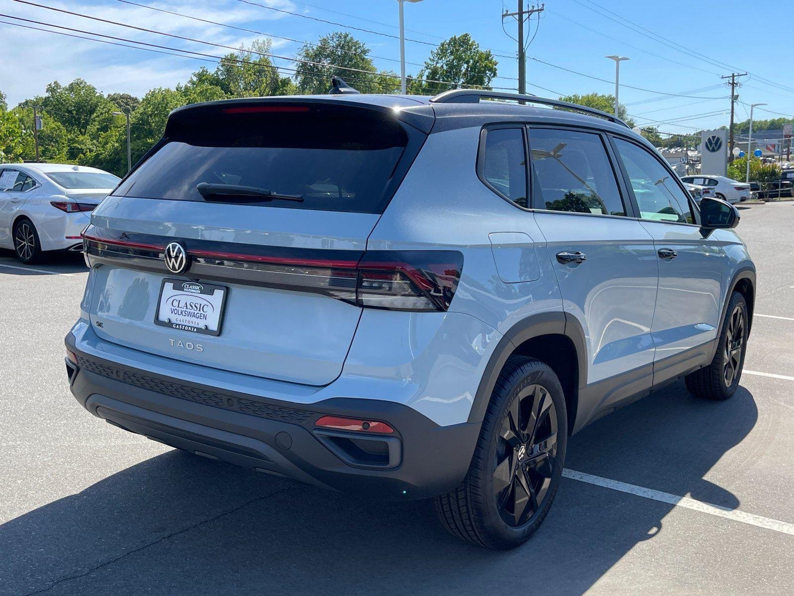New 2026 Monument Gray w/Deep Black Roof Volkswagen SE Black image 5