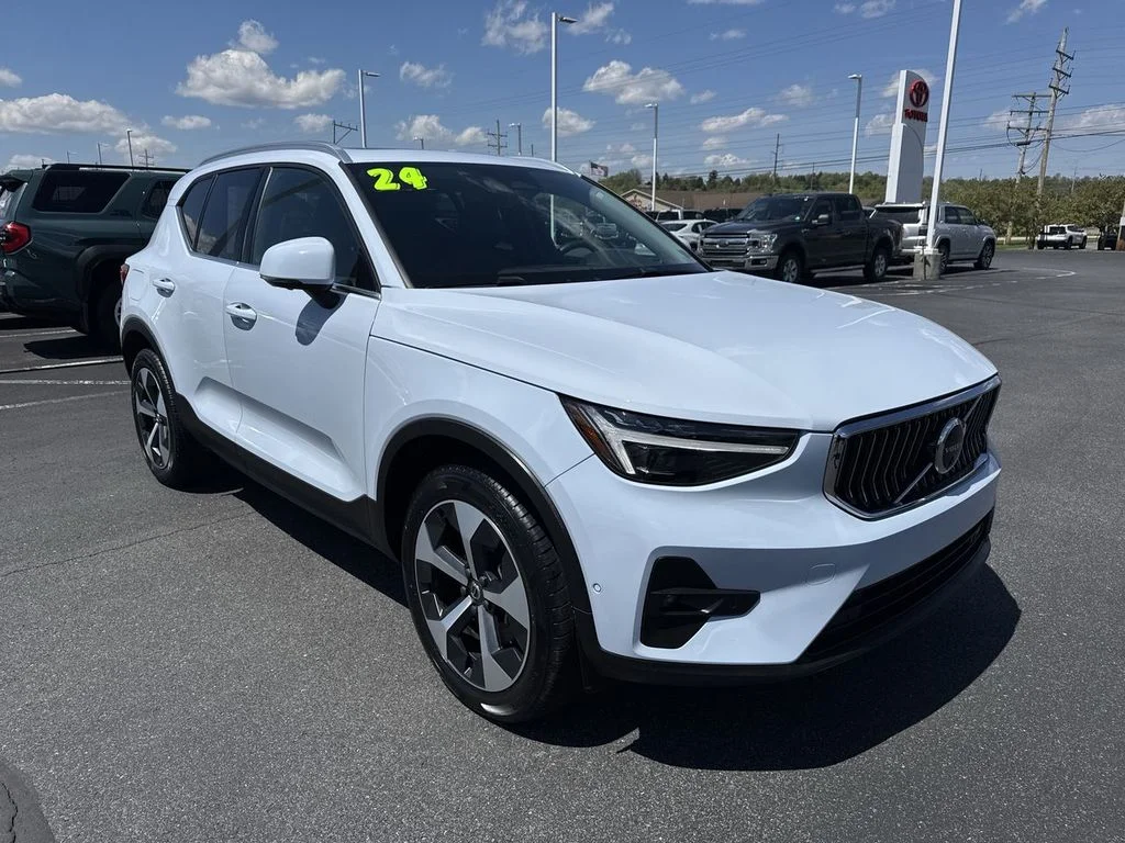 2024 Volvo XC40 B5 Plus Bright AWD's photo