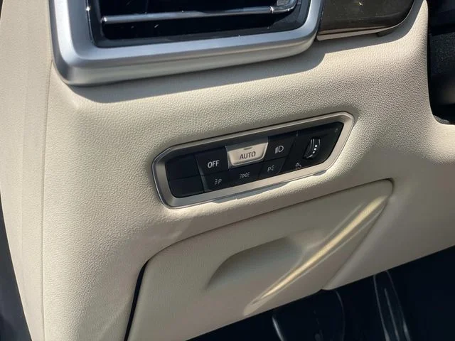 Used 2022 White BMW sDrive40i image 19