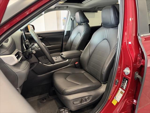 Certified Used 2025 RUBY FLARE PEARL* Toyota  image 31