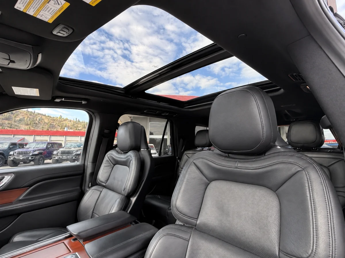 Used 2020 Blue Lincoln Reserve image 16