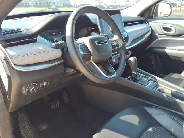 Used 2024  Jeep Latitude image 8