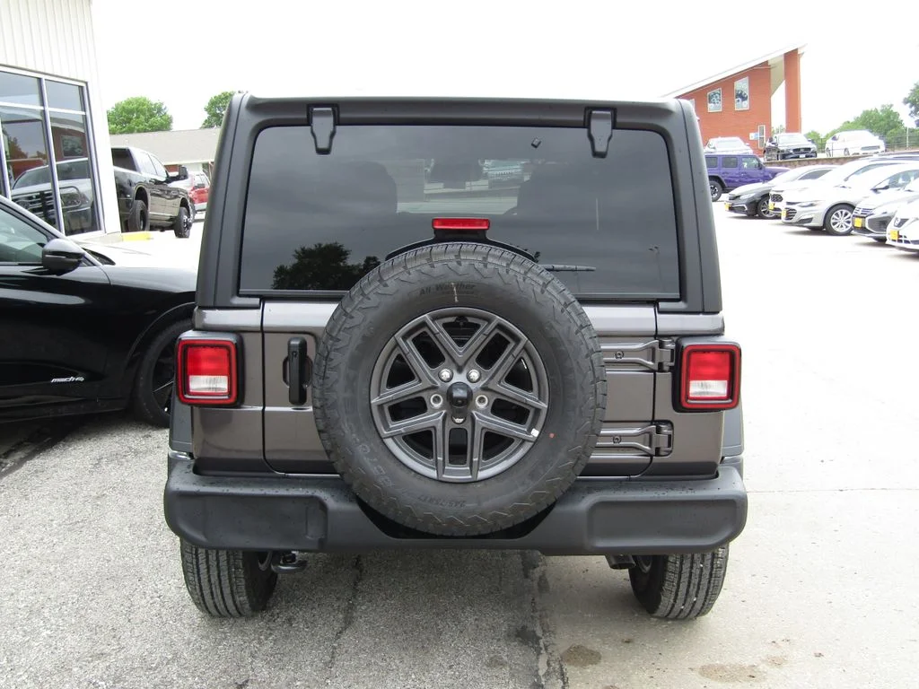 New 2026 Granite Crystal Metallic Clearcoat Jeep Sport RHD image 4