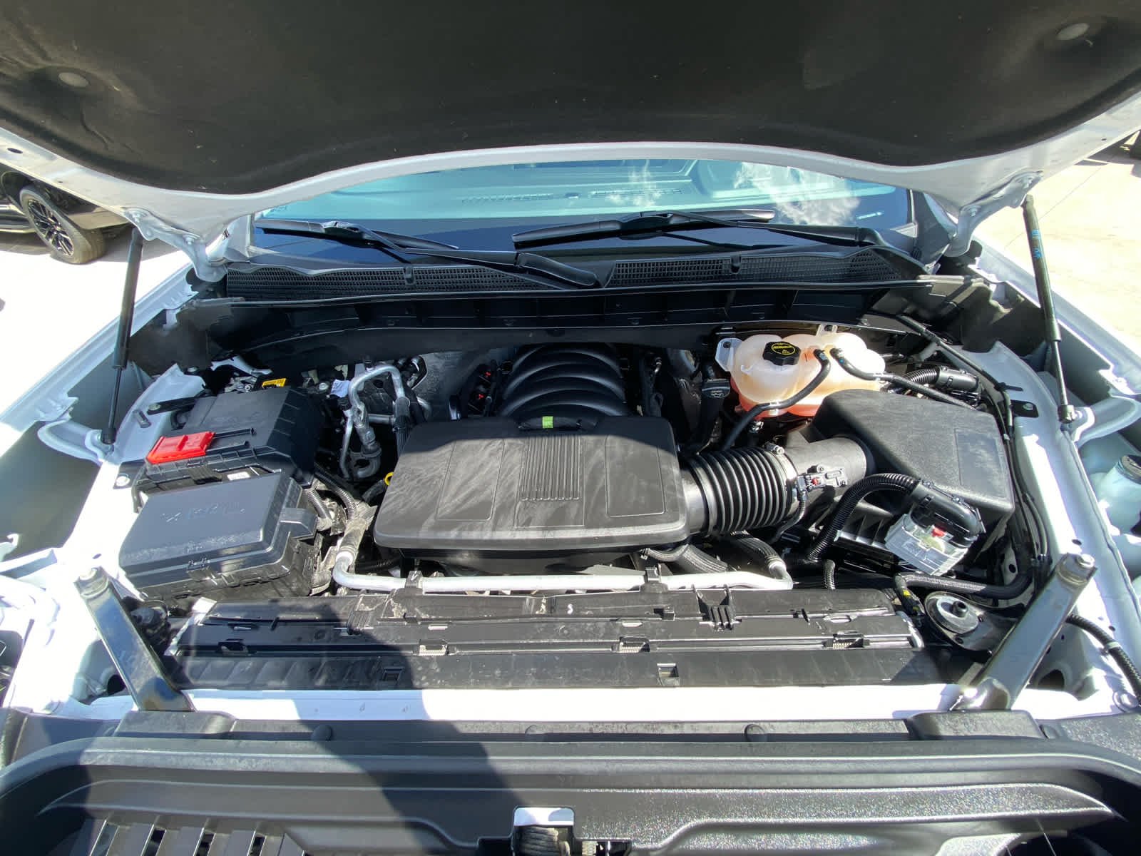 Used 2025 White Frost Tricoat GMC SLT image 32