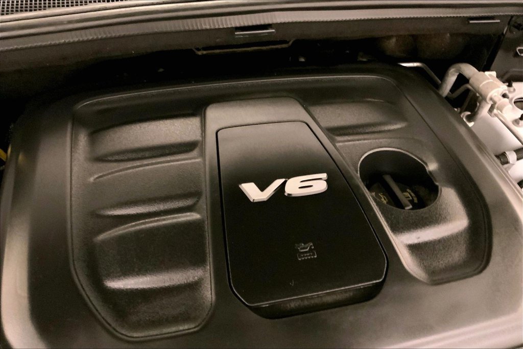 Used 2018 Ivory Jeep Overland image 31