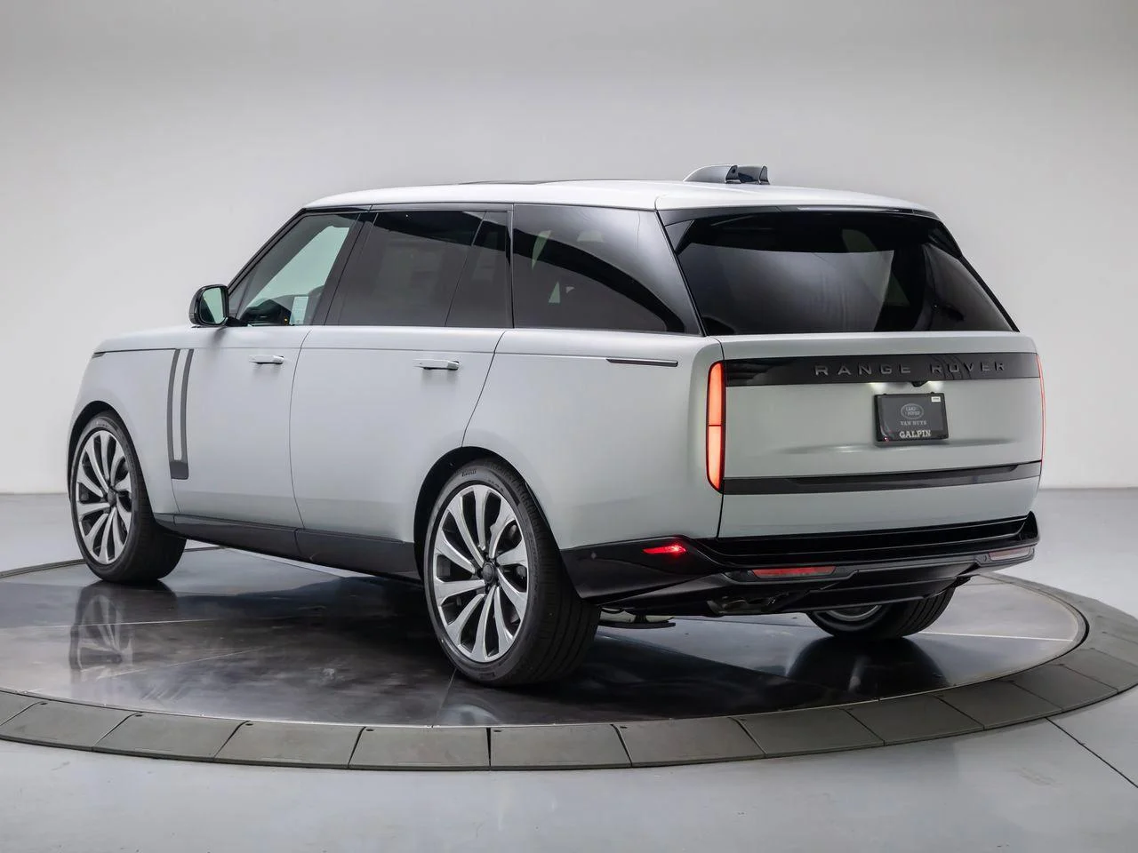 New 2026 Ethereal Frost Satin Land Rover Autobiography LWB image 3