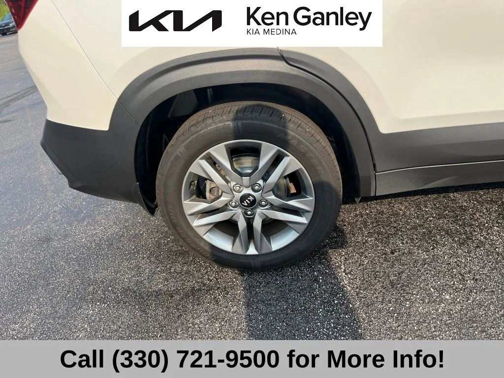 Used 2021 White Kia S image 22