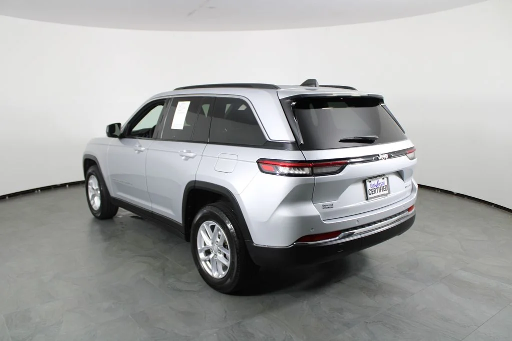 Used 2025 Silver Jeep Laredo X image 3