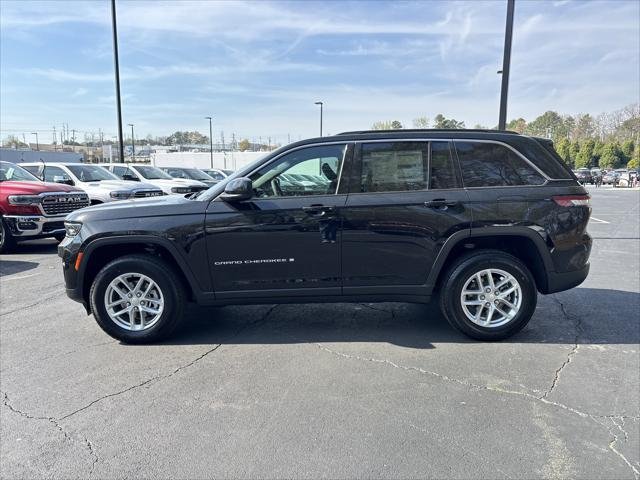 New 2026 Diamond Black Crystal Pearl-Coat Exterior Paint Jeep Laredo X image 4