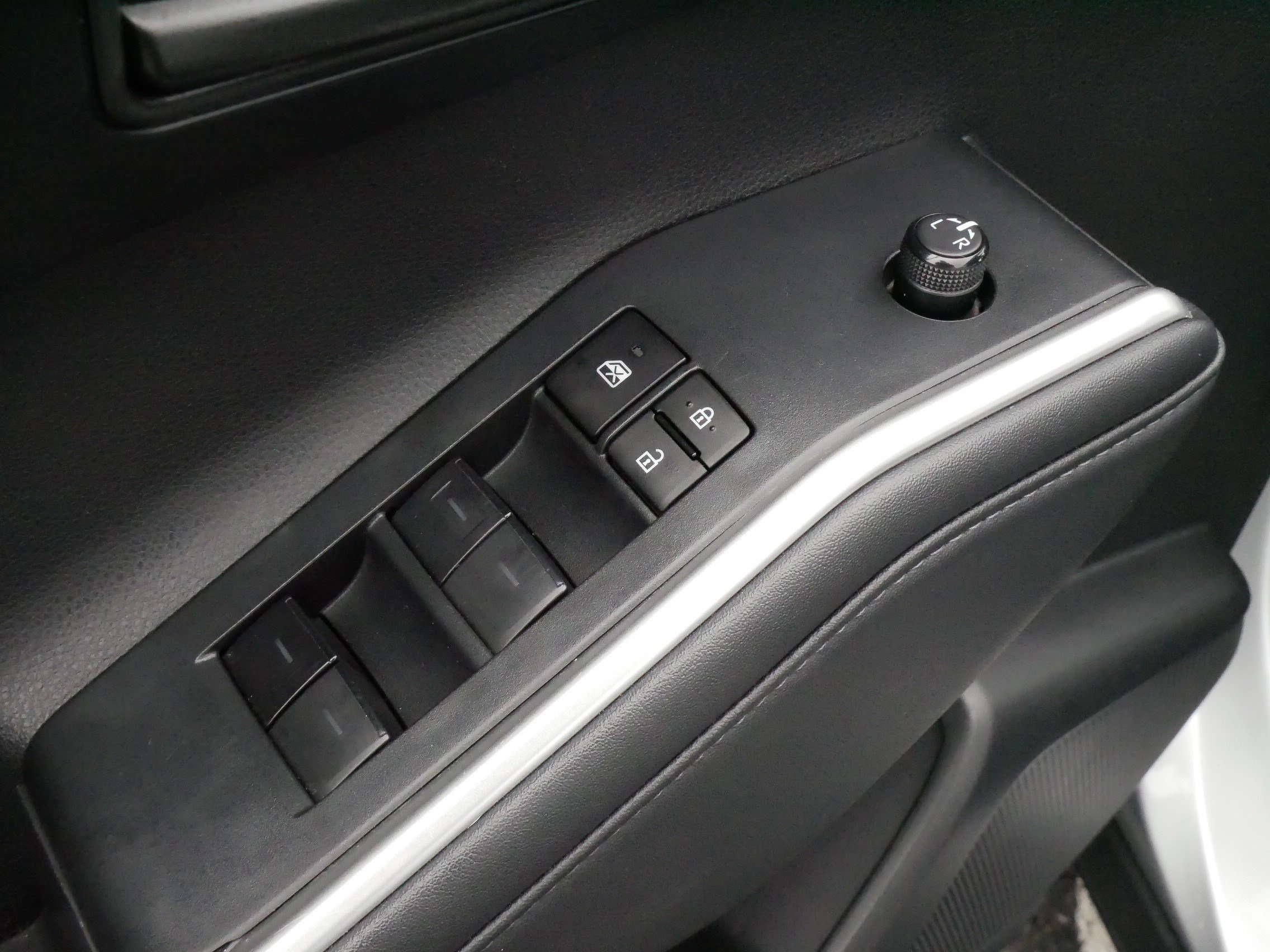 2024 Toyota Highlander LE - Photo 19