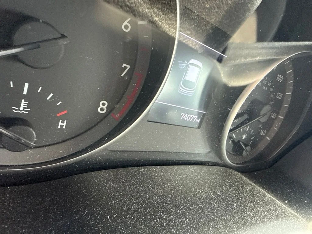 Used 2018 White Hyundai Base image 15