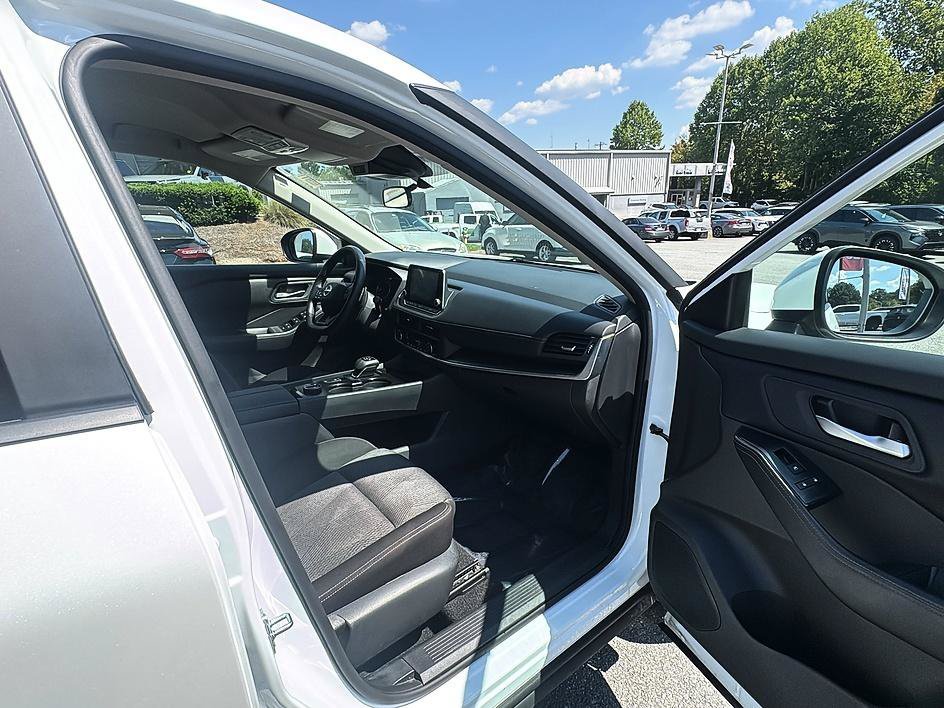 Used 2025 Everest White Pearl Nissan SV image 30