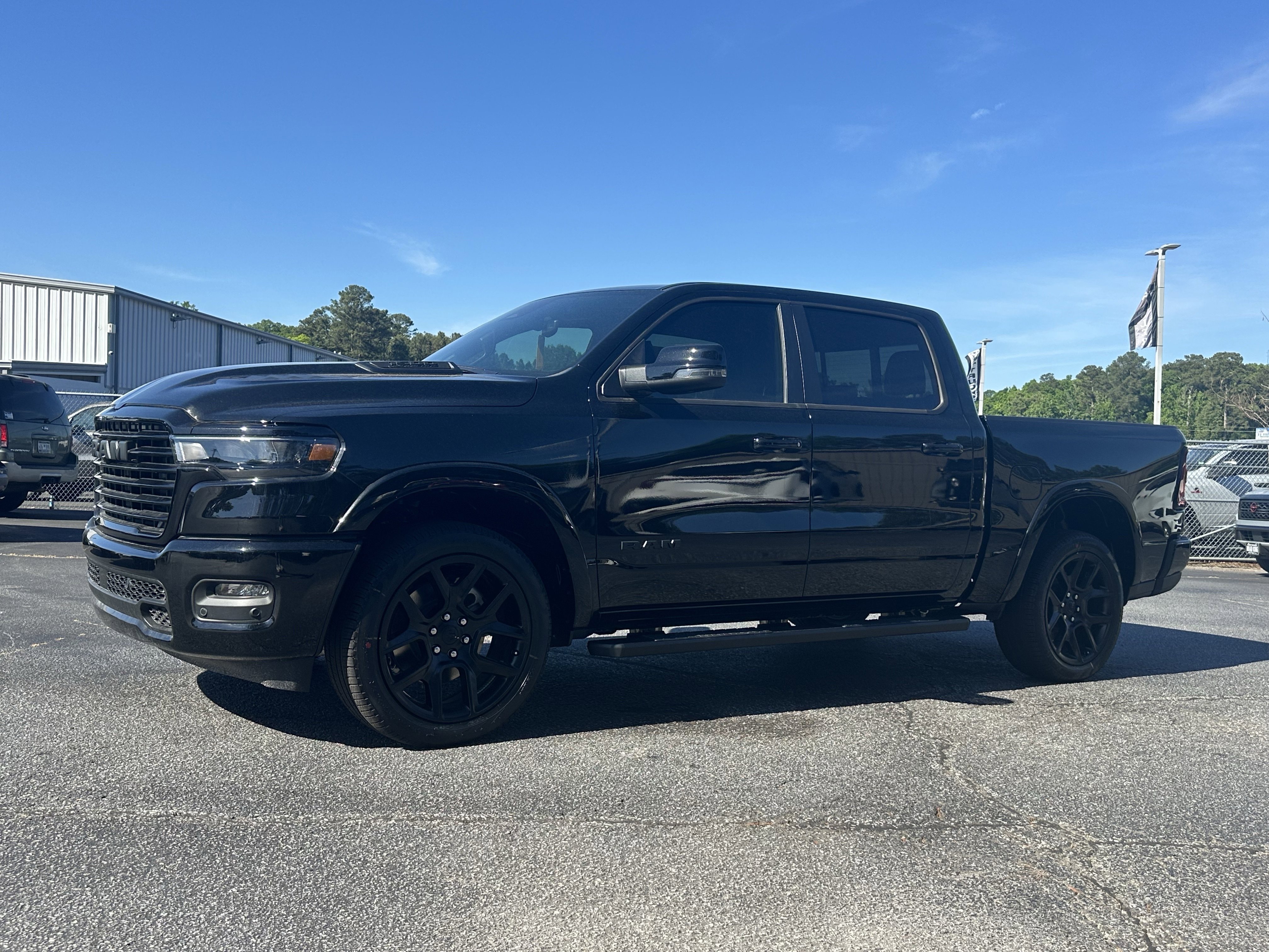 New 2026 Diamond Black Crystal Pearl-Coat Exterior Paint RAM Laramie image 4