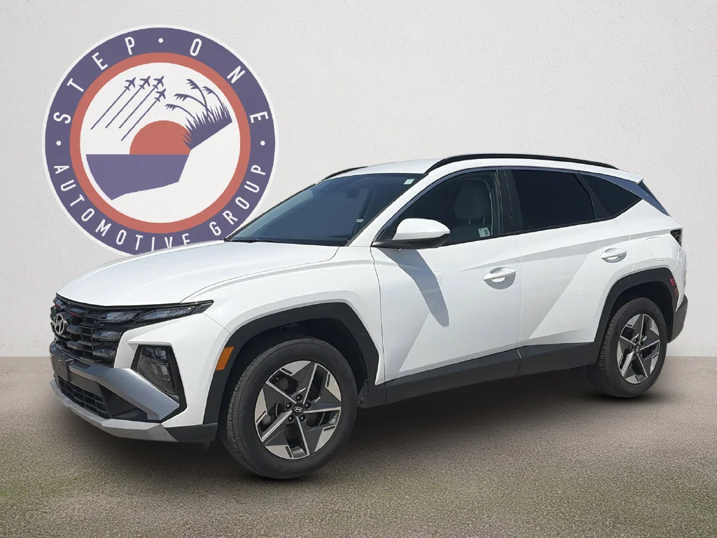 Used 2025 White Hyundai SEL image 2