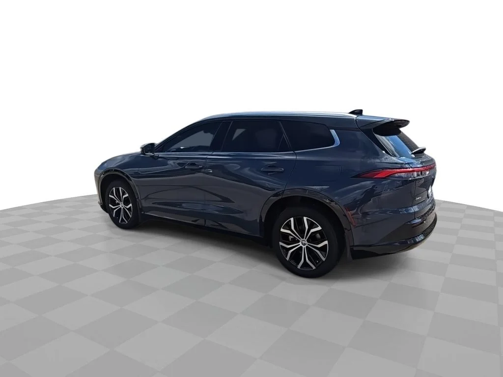 Used 2025 White Toyota XLE image 6