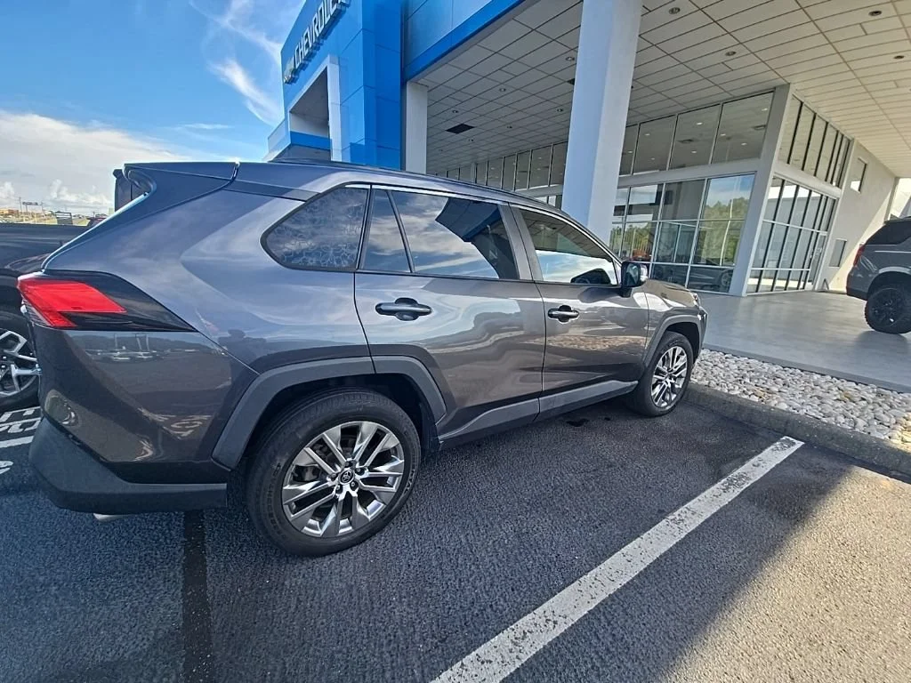 Used 2021 Magnetic Gray Met Toyota XLE Premium image 14