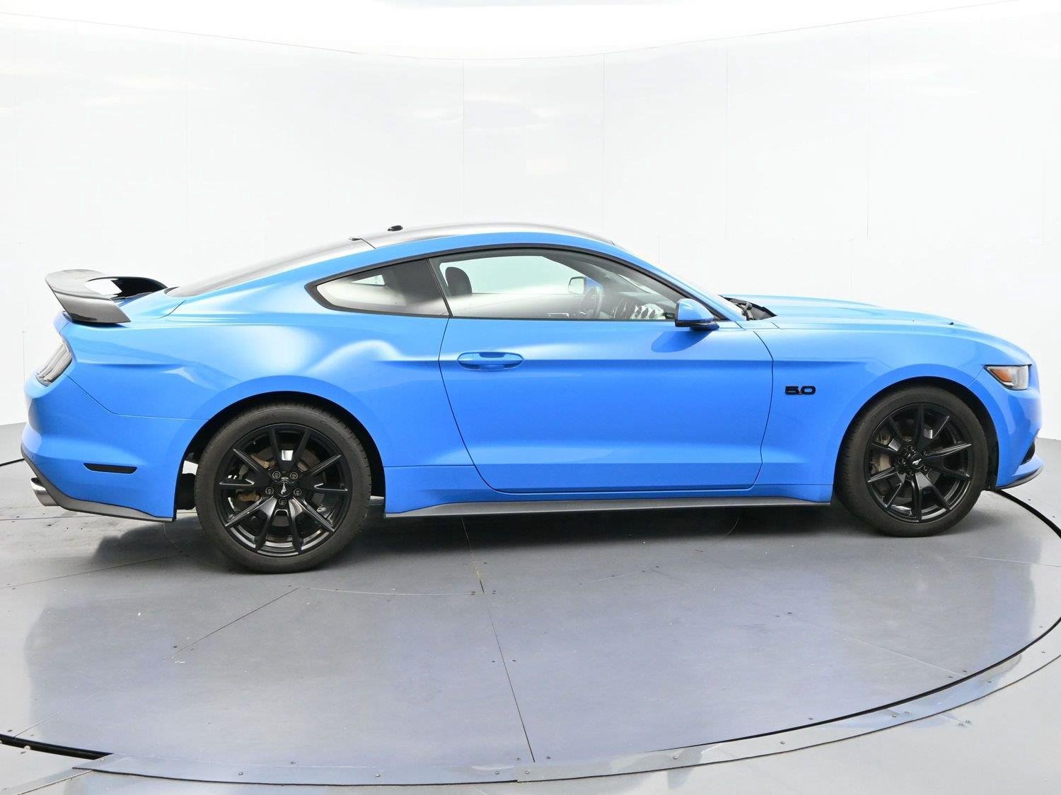 Used 2017 Grabber Blue Ford GT Premium image 8