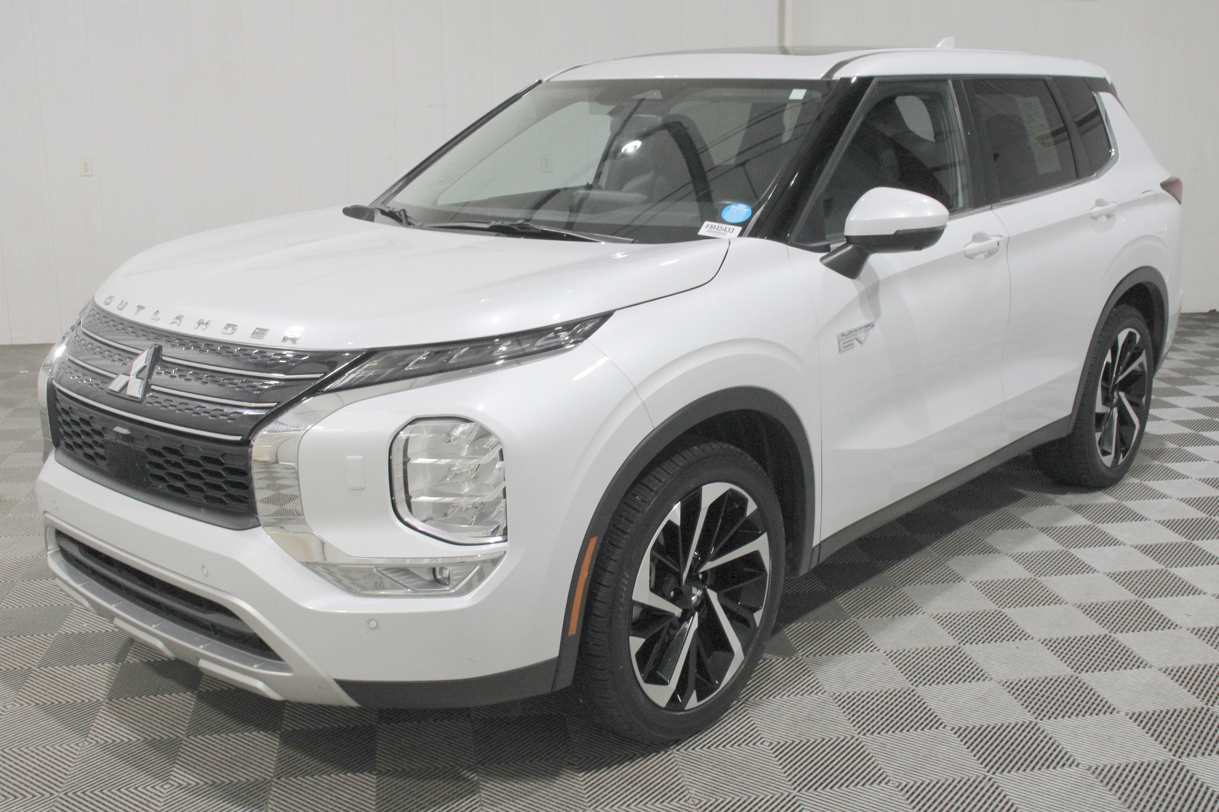 Used 2024 White Diamond Mitsubishi  image 39