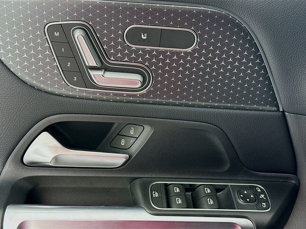 Used 2025 Black Mercedes-Benz GLB 250 image 18