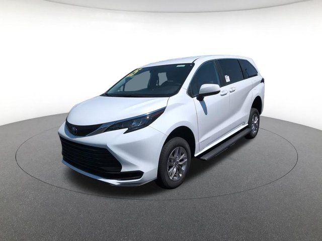 Pre-Owned 2025 Toyota Sienna LE 4D Passenger Van