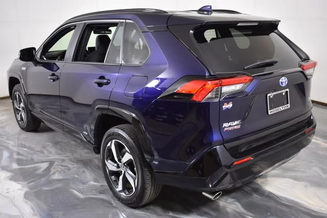 Used 2024  Toyota SE image 6