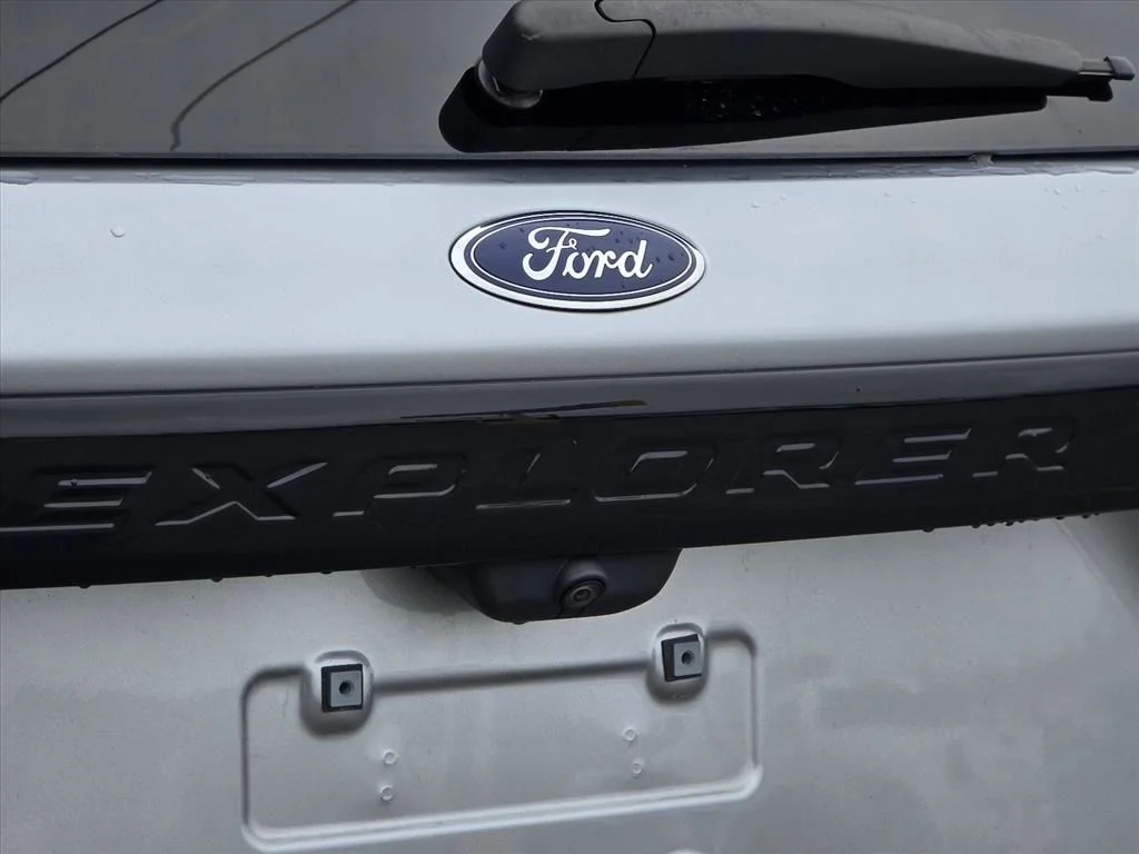 Used 2023 Silver Ford Limited image 13