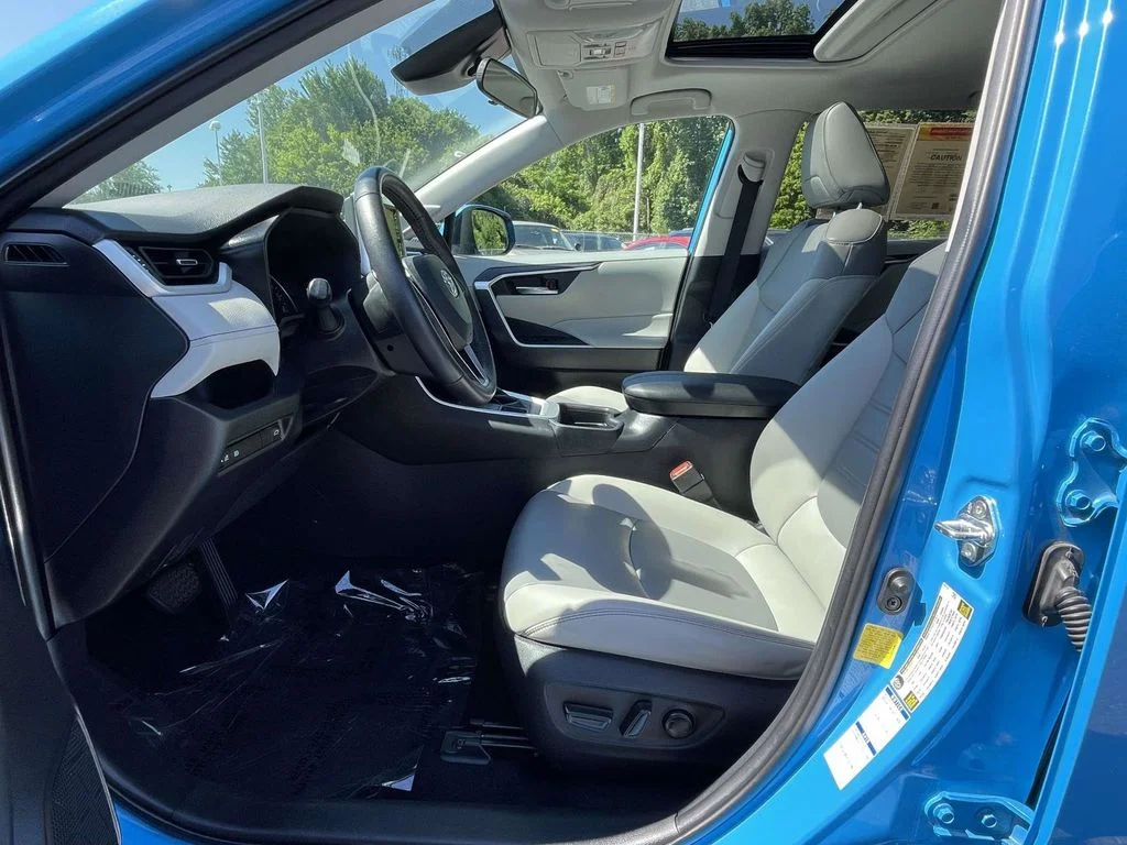 Used 2021 Blue Toyota XLE Premium image 19