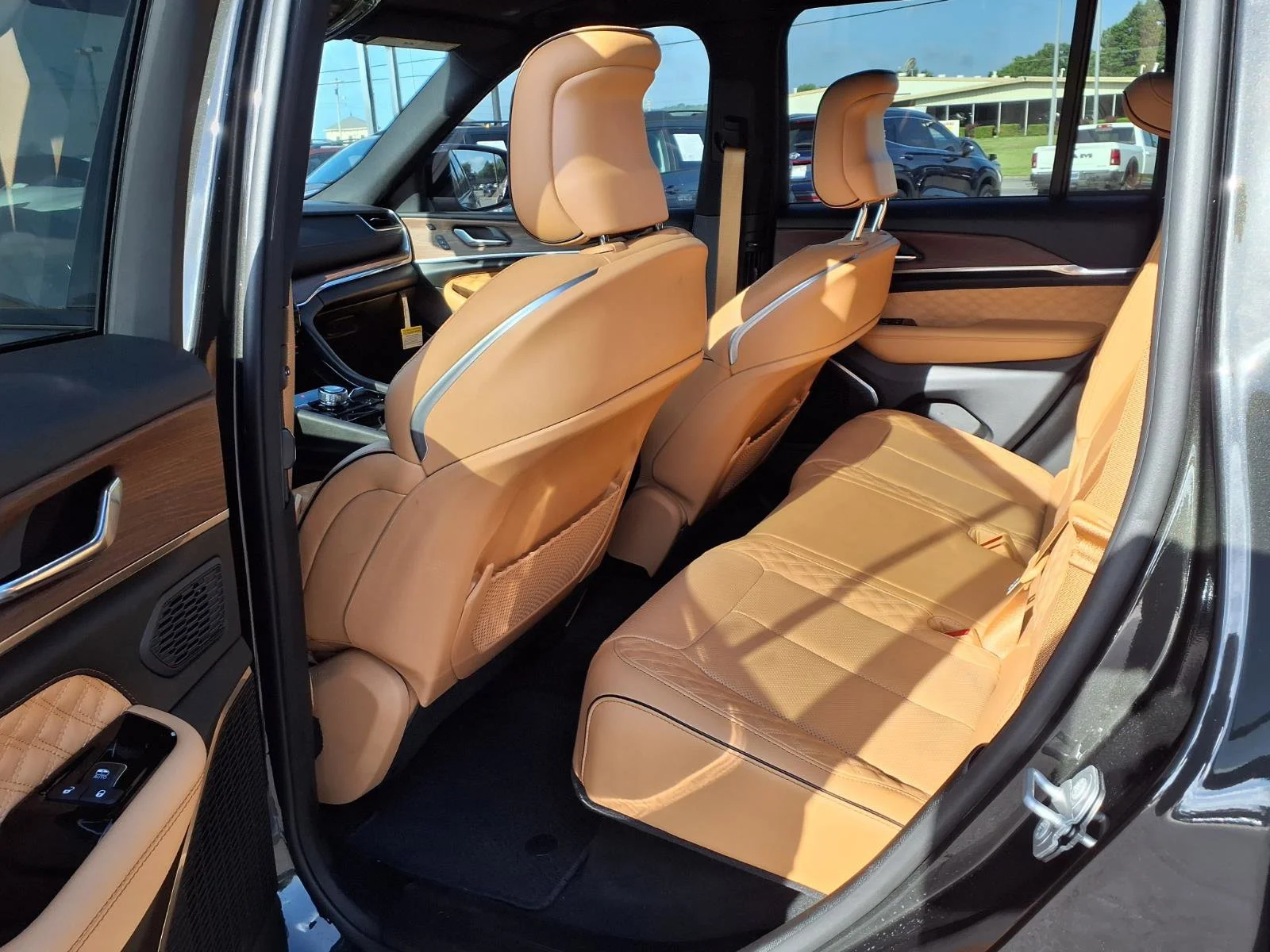 Used 2024 Rocky Mountain Pearlcoat Jeep Summit image 17