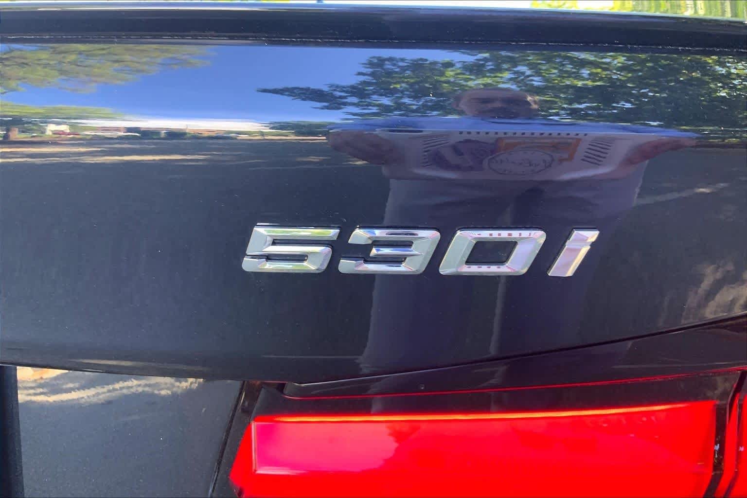 Used 2023 Carbon Black Metallic BMW 530i xDrive image 9