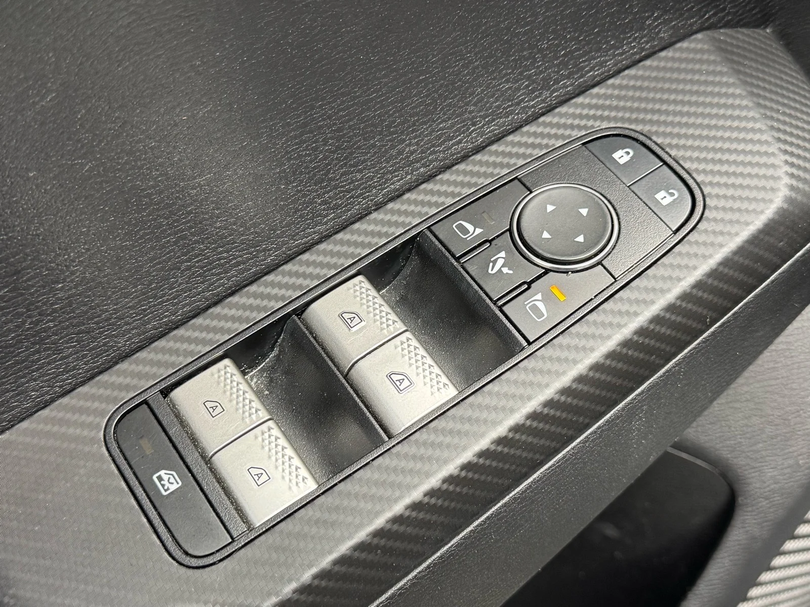 Used 2024 White Diamond (w85) Mitsubishi SE image 21