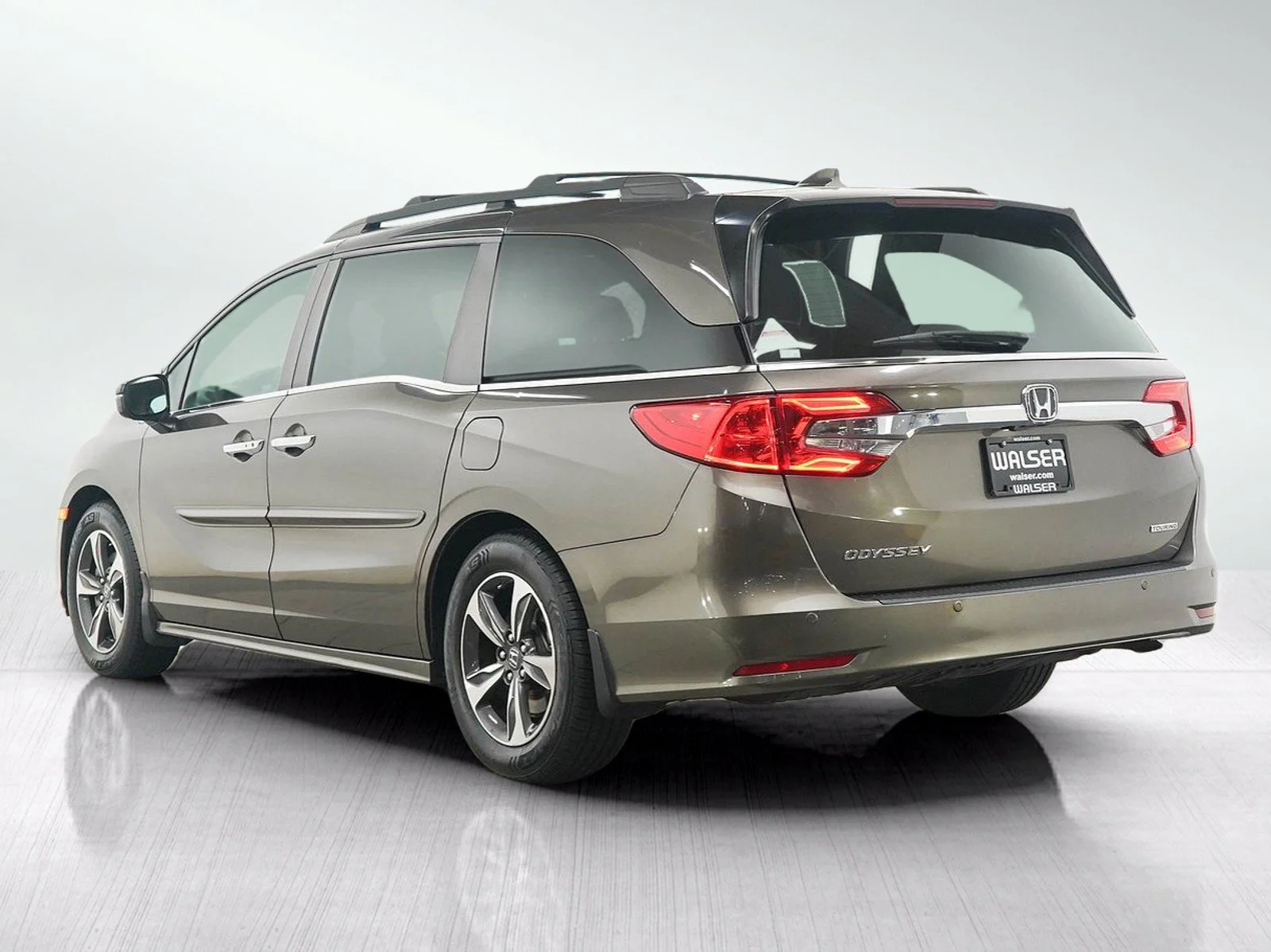 Used 2018 Pacific Pewter Metallic Honda Touring Auto image 4