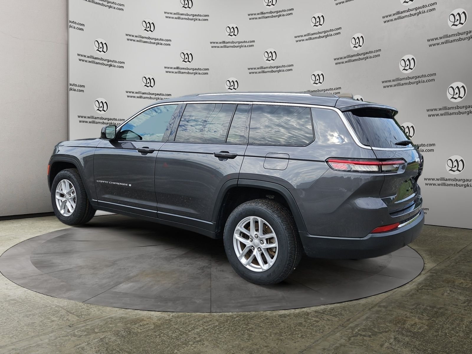 Used 2023 Gray Jeep Laredo image 3