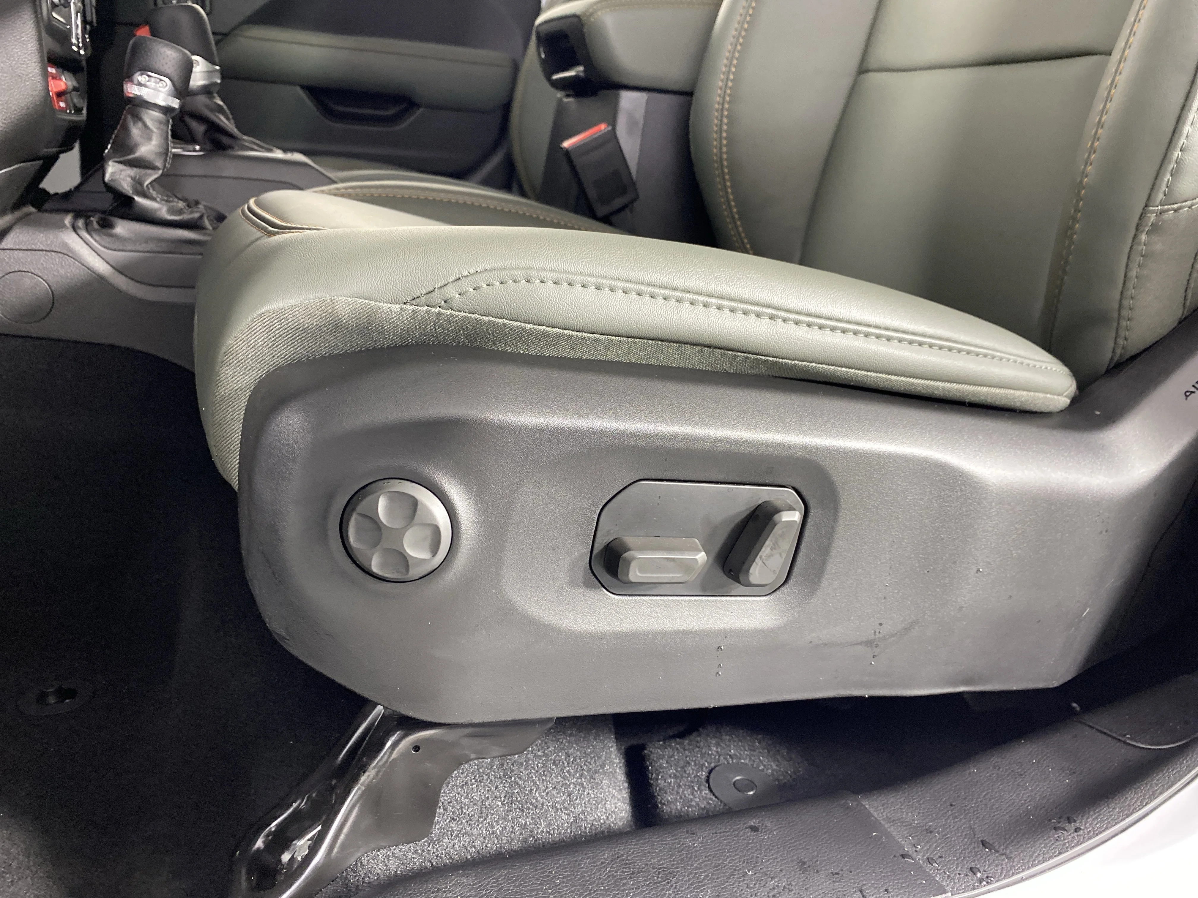 New 2026 Bright White Clear-Coat Exterior Paint Jeep Mojave X image 15