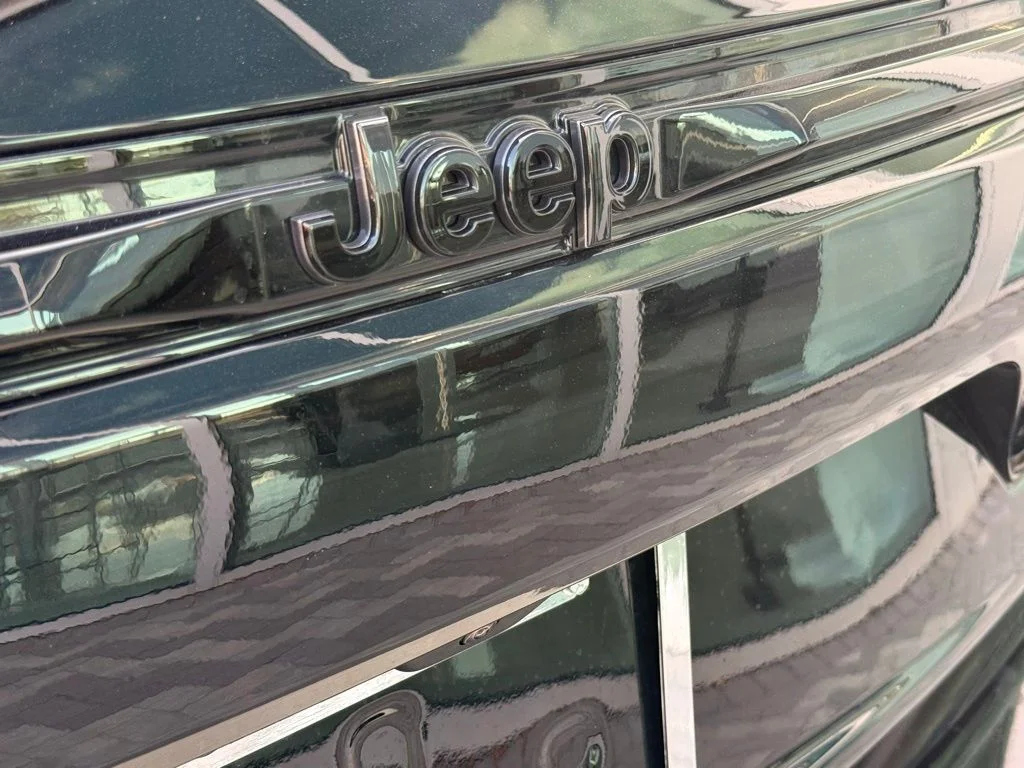 New 2026 Diamond Black Crystal Pearlcoat Jeep Limited image 35