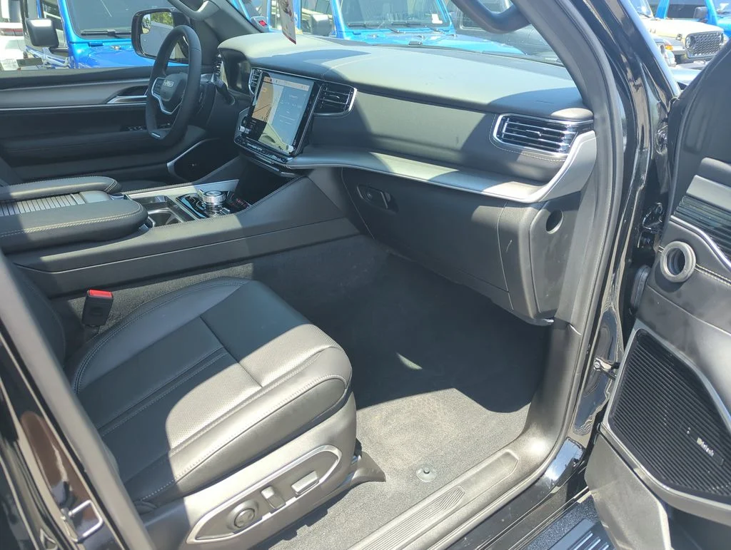 New 2026 High Gloss Black Exterior Paint Jeep Limited Reserve image 39