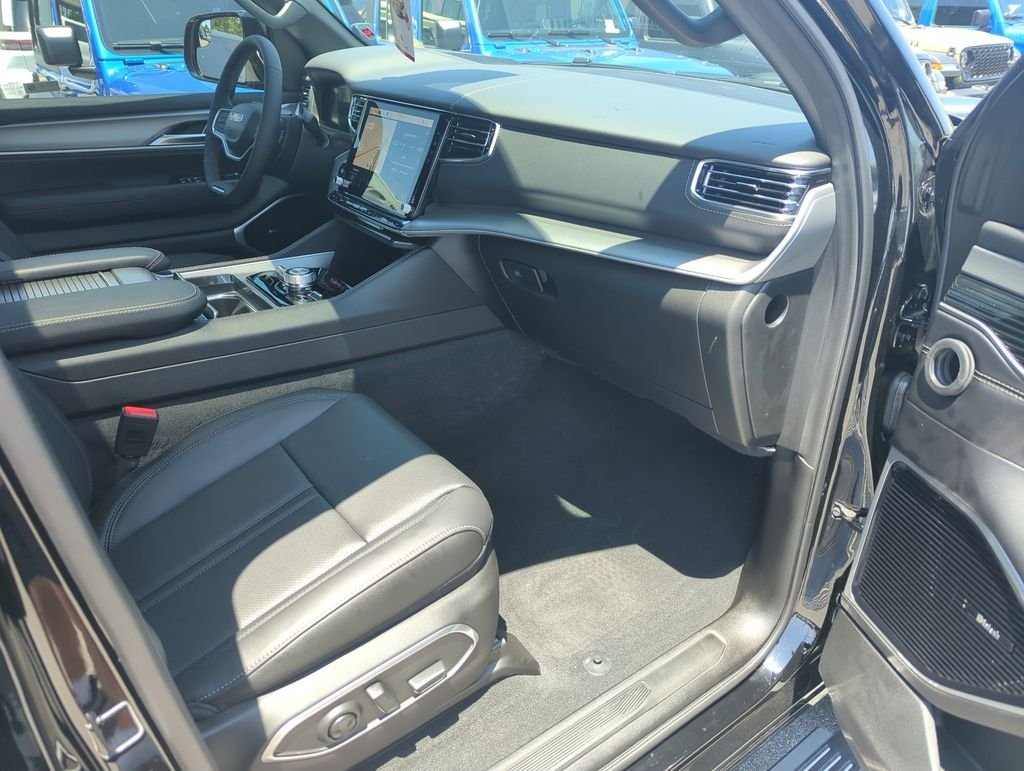 New 2026 High Gloss Black Exterior Paint Jeep Limited Reserve image 39