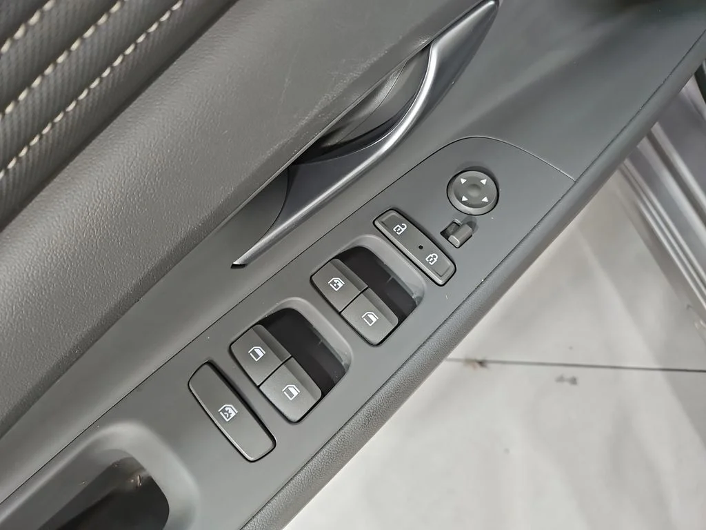 Used 2023 Silver Hyundai SEL image 13