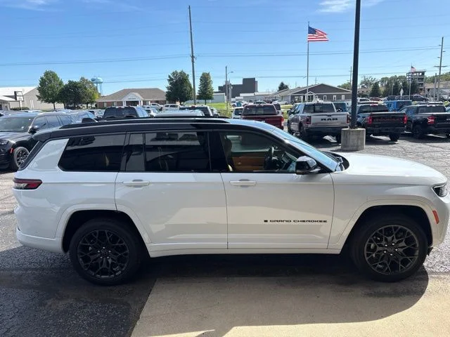New 2027 White/off-white Jeep Summit image 7