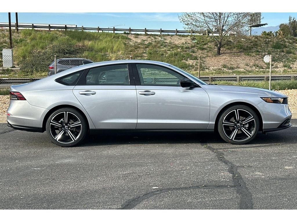 New 2026 Solar Silver Metallic Honda SE image 3