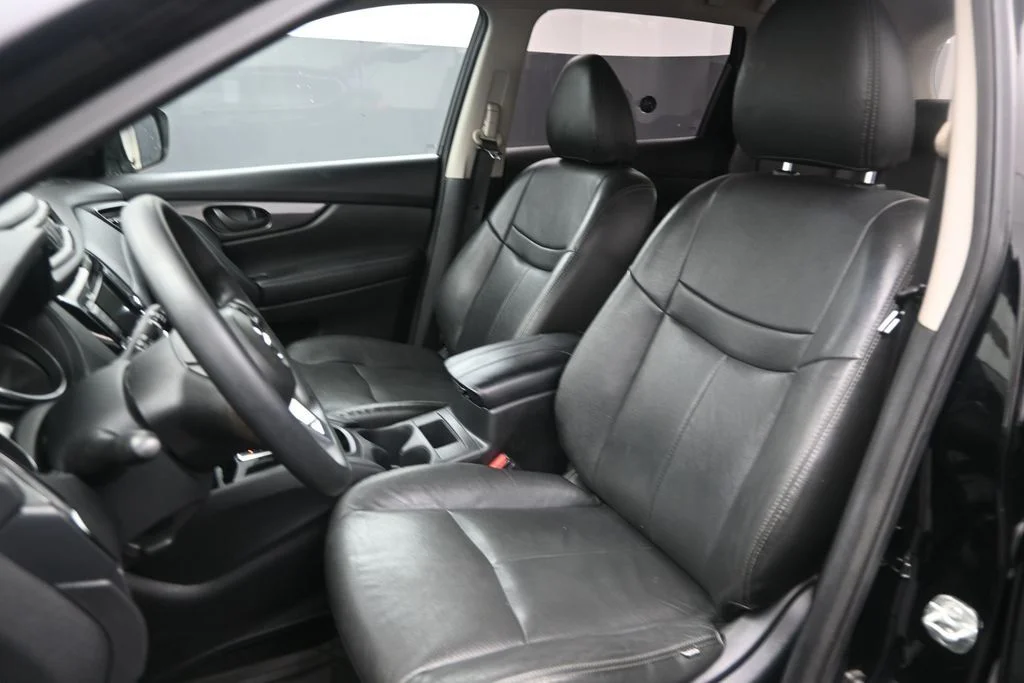 Used 2020 Black Nissan S image 19